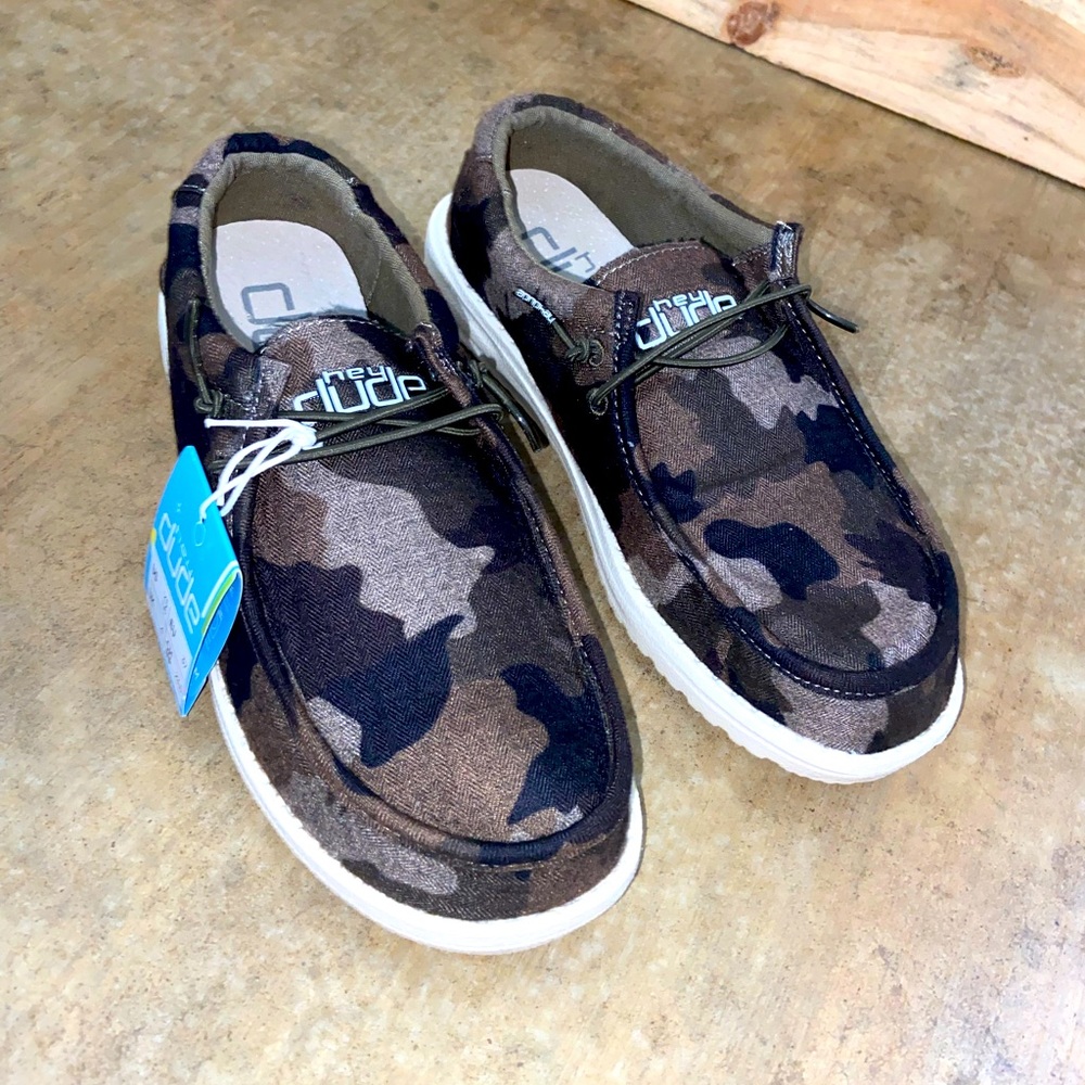Brand new Youth 5 camouflage Hey Dudes